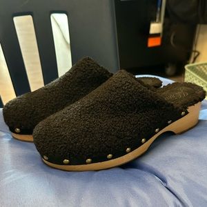 J. Crew black clogs mules slip on shoes slight Sherpa fur size 8 wooden tan.